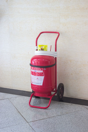 推車式干粉滅火器 大型火災(zāi)現(xiàn)場的“移動(dòng)消防站”